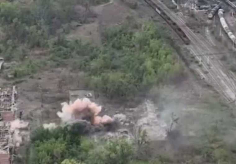 У мережі публікують відео вибухів у Нью-Йорку Донецької області