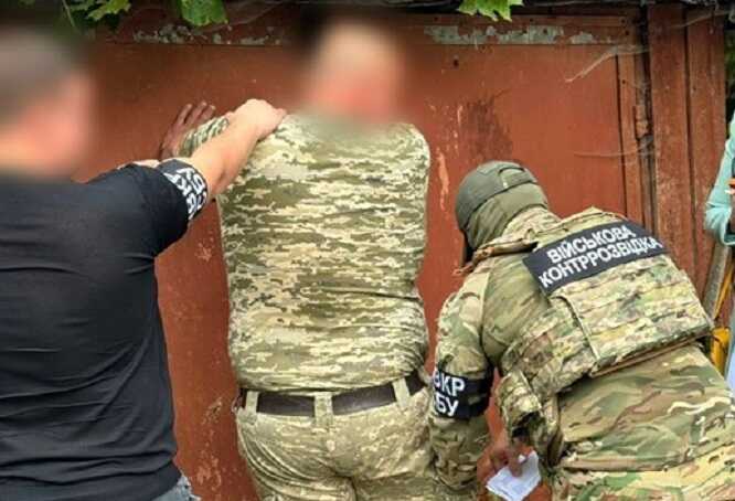 На Тернопільщині службовець ТЦК торгував гуманітарними автівками: його затримали