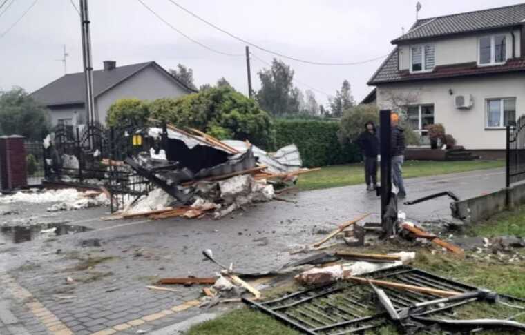 Неподалік Варшави пройшов торнадо: пошкоджено десятки будинків