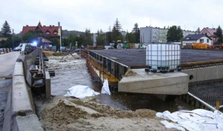 В польском городе Глухолазы наводнение разрушило мост, там введена принудительная эвакуация