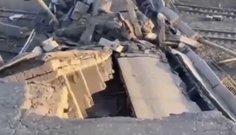 У мережі публікують відео зруйнованого моста в Покровську