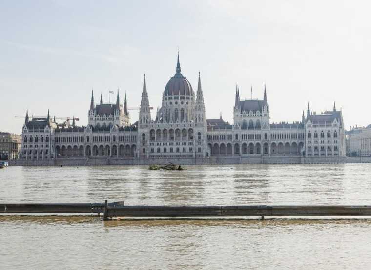 В Угорщині Дунай вийшов із берегів: вода підступила до будівлі парламенту