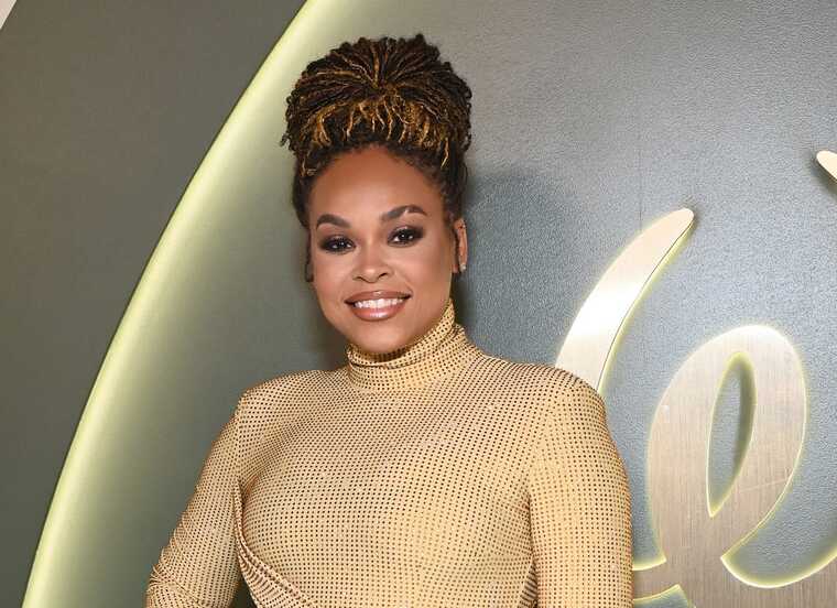 Американская актриса Деметрия МакКинни появилась на "Эмми-2024" в платье украинского бренда