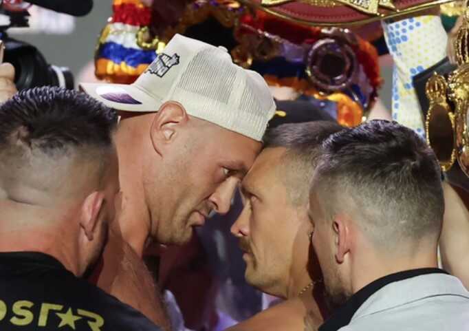 Олександр Усик прибув на бій до Лондона