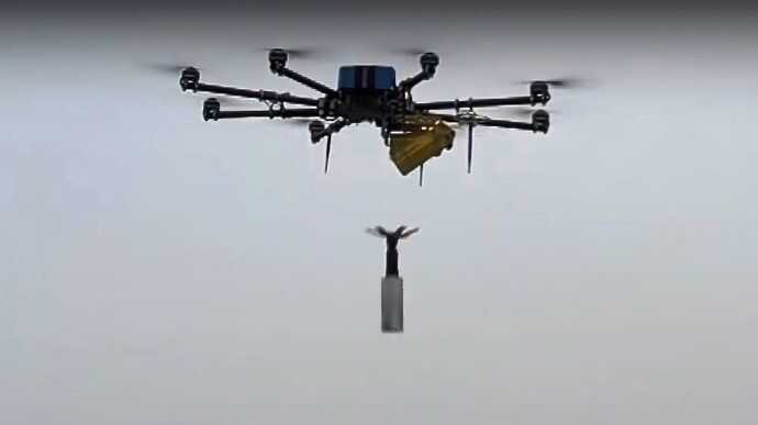 У Херсоні російський дрон скинув вибухівку на чоловіка