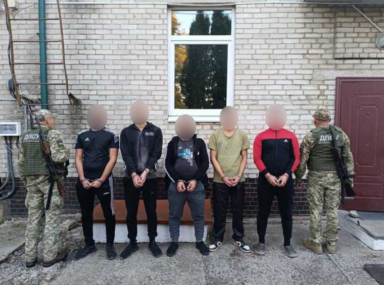 За 500 метрів до кордону з Румунією прикордонники затримали п’ятьох закарпатців, - ДПСУ