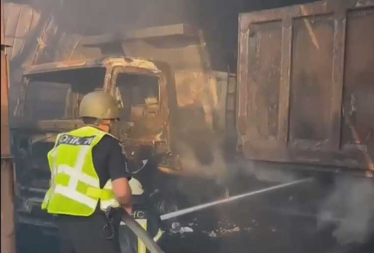 На Київщині чоловік влаштував масштабну пожежу: спалюючи сухостій, знищив три вантажівки та ангари