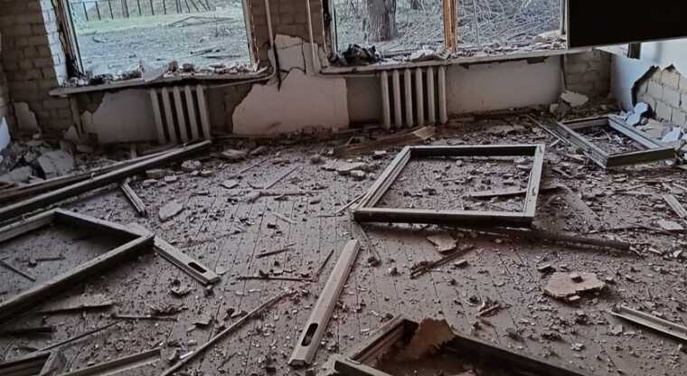Оккупанты сбросили 2 авиабомбы на школу в Херсонской области