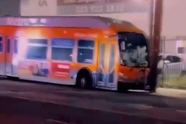 Невідомий чоловік у Лос-Анджелесі захопив автобус і поранив одного з пасажирів