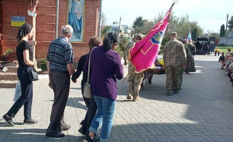 У Хмельницькому попрощалися з воїном, який загинув під час виконання бойового завдання