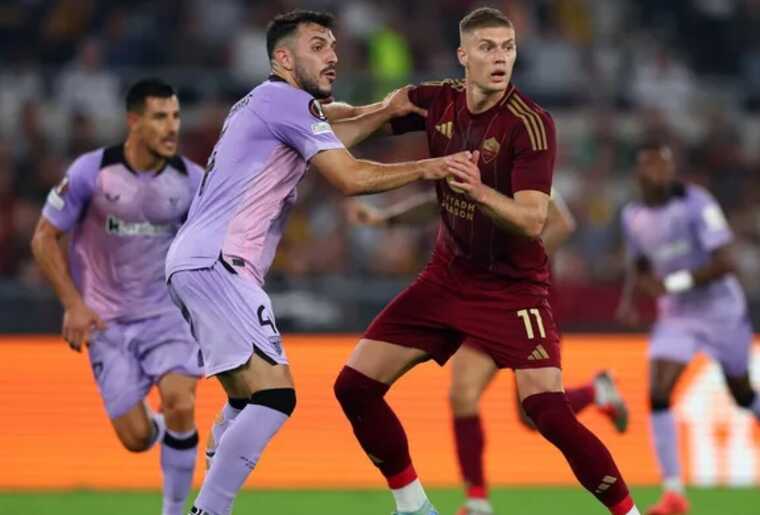 Довбик забил в третьем матче подряд, вызвав овации переполненного стадиона в Риме