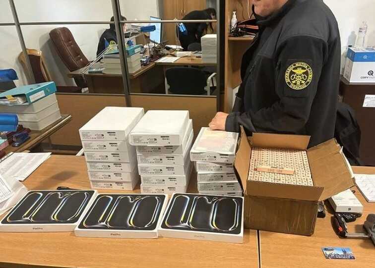 На Львівщині митники виявили контрабанду нових iPhone 16 Pro на 3 мільйони гривень