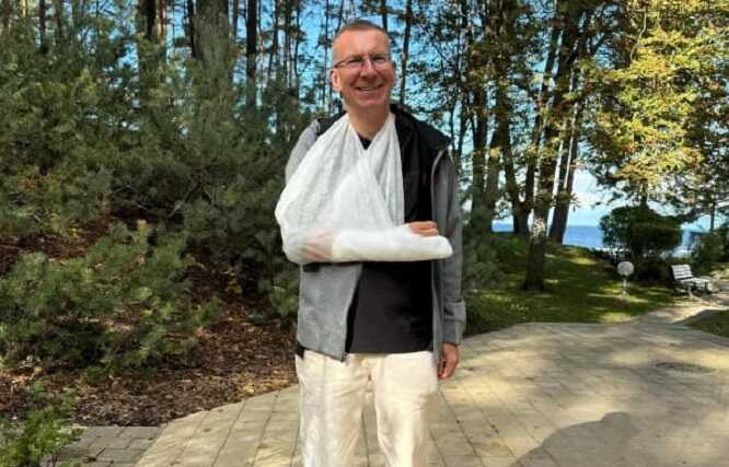 Президент Латвії Едгарс Рінкевичс впав з велосипеда та травмував руку