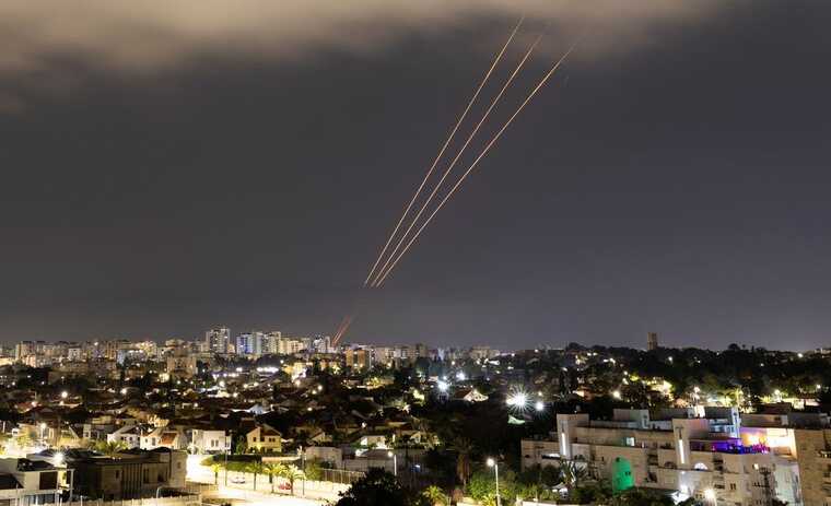 Иран запустил ракеты в сторону Израиля