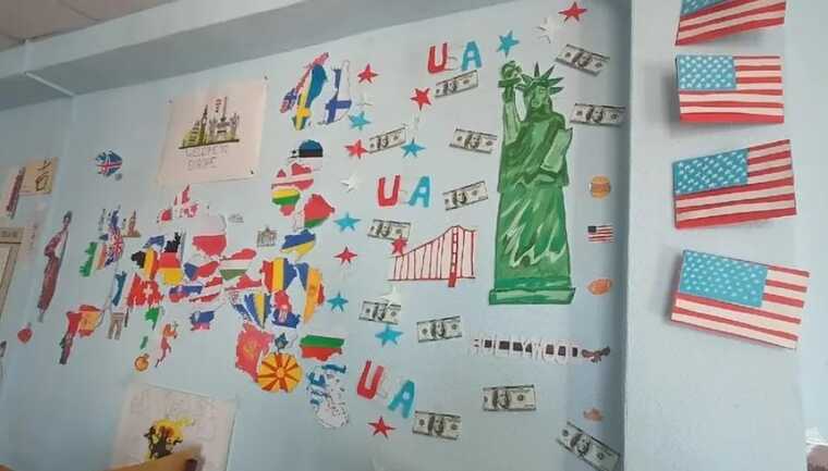 У російському ліцеї демонтували стенд іноземних мов, який створили діти