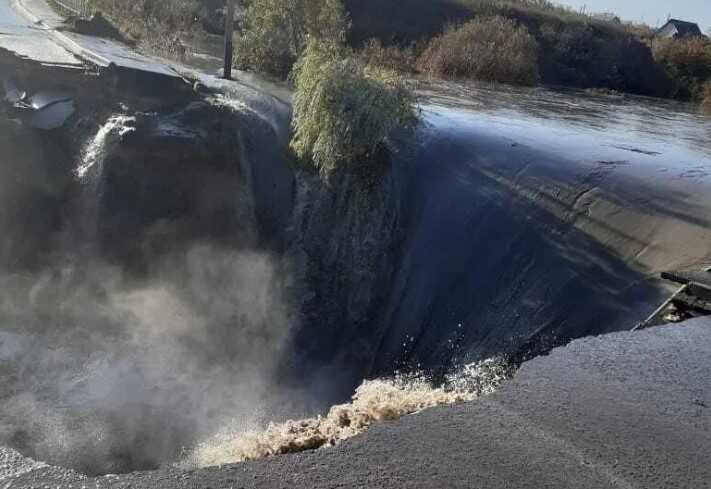 В Росії в Алтайському краї водою знесло дорогу та міст