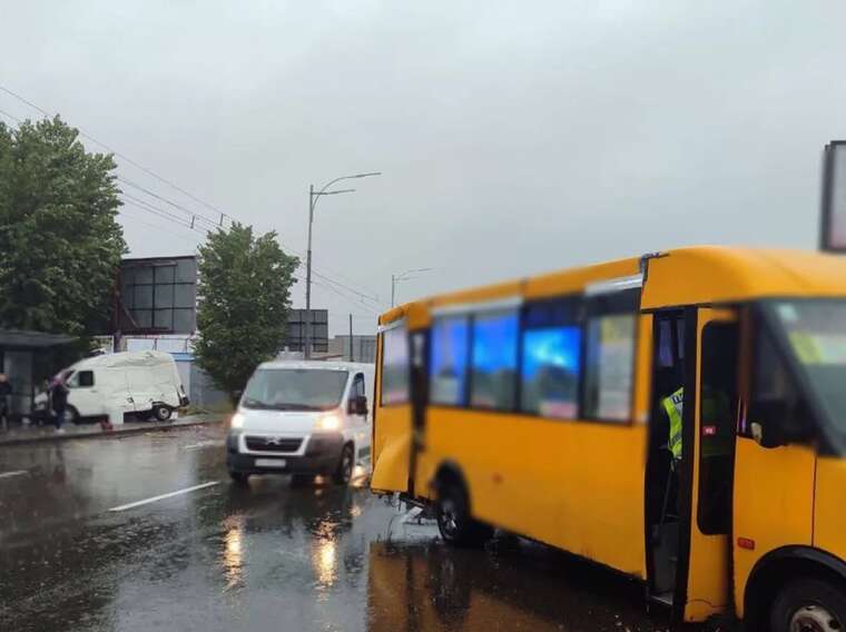 У столиці вантажне авто зіткнулось із маршруткою: ледь не в’їхали в зупинку