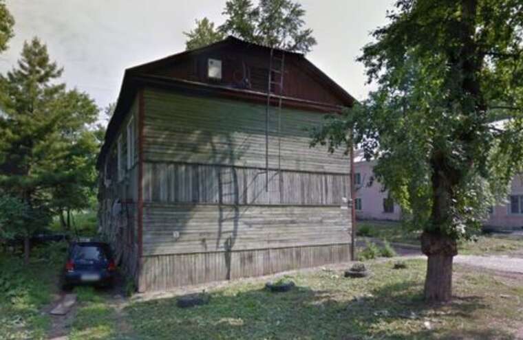 В российском Хабаровске жителей заставляют снести аварийную халупу за свой счёт