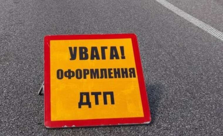 «П’яне» ДТП на Броварському проспекті у Києві: легковик протаранив стовп і перекинувся
