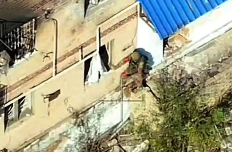 Росіянин застряг у вікні, однак дрон ЗСУ "проштовхнув" окупанта