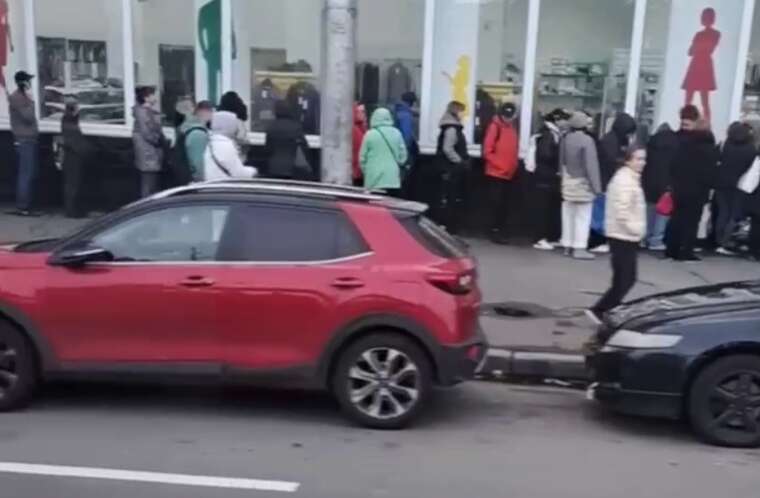 На київській Дарниці розтягнулася величезна черга в Second Hand