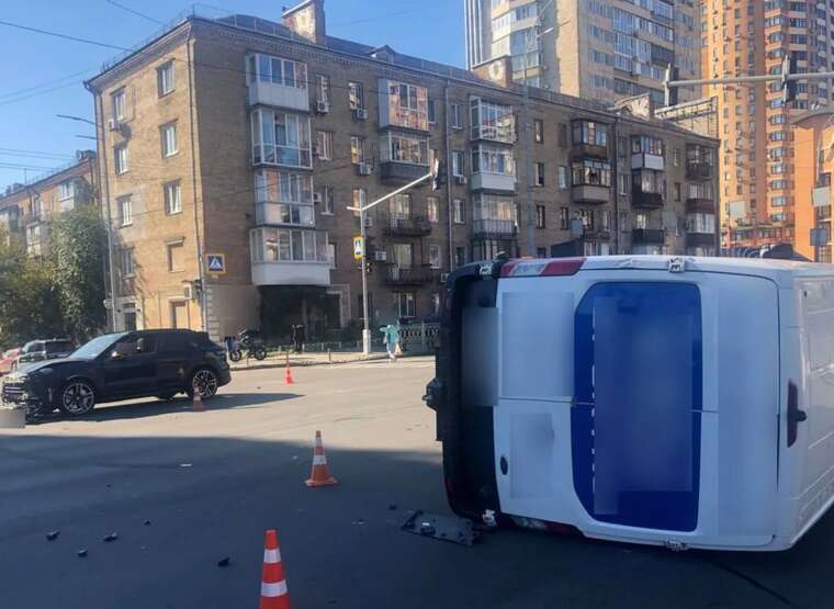 У Києві внаслідок ДТП перекинувся мікроавтобус