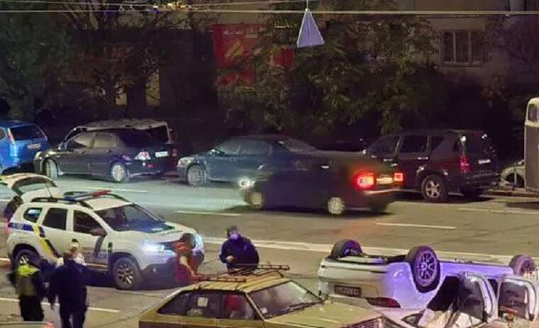 У Києві Tesla протаранила припаркований мікроавтобус