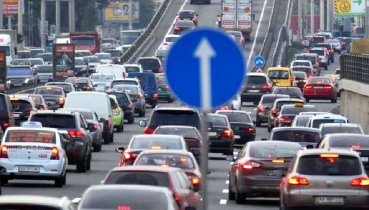 У Києві величезні затори: в мережі публікують відео та фото