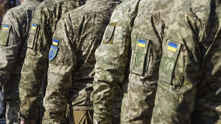 На Дніпропетровщині працівники ТЦК силою заштовхали чоловіка в пікап: у мережі з’явилося відео