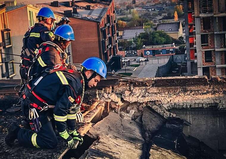 Ночная атака в Киевской области: обломками повреждена крыша многоэтажки в Глевахе