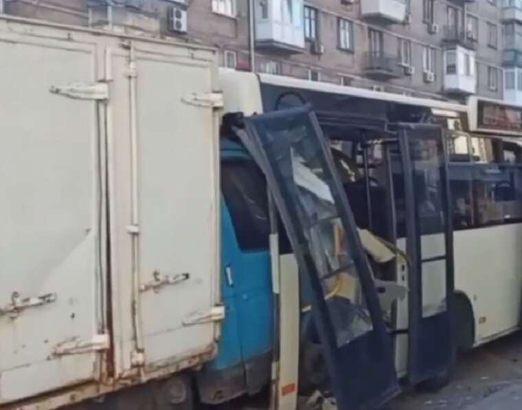 У столиці сталась страшна ДТП: кабіна вантажівки опинилась у салоні маршрутки