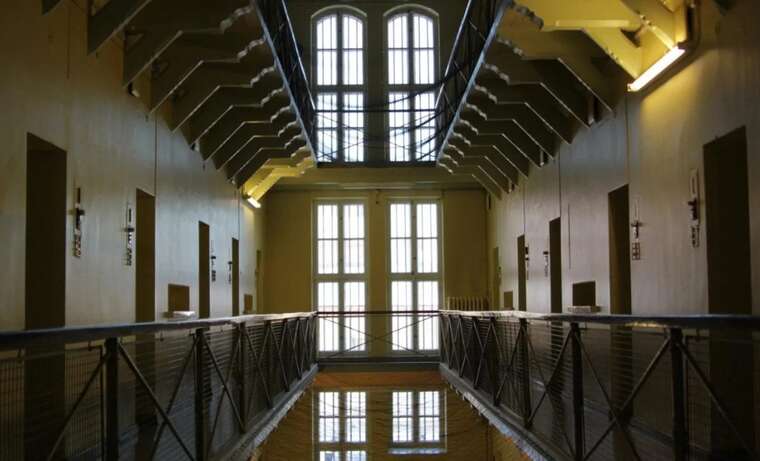 В Британии из-за переполненности тюрем досрочно выпустят более 1000 заключённых