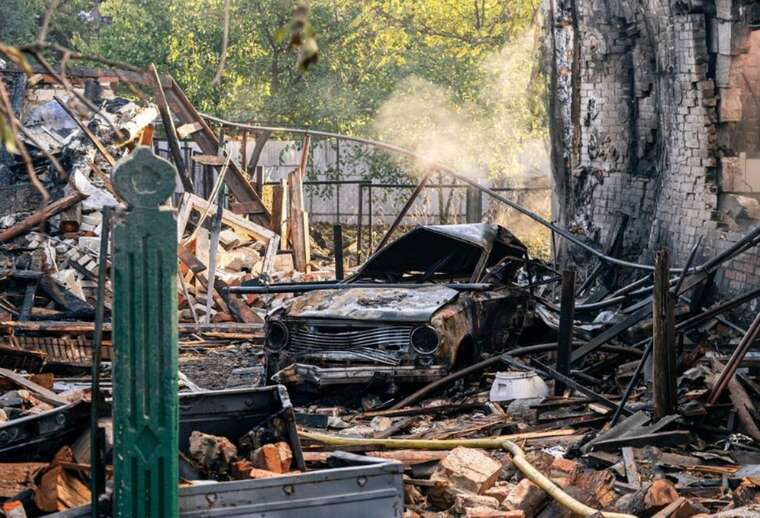 Опубліковано знімки наслідків удару "шахеда" по приватному будинку в Сумах, де загинула сім’я