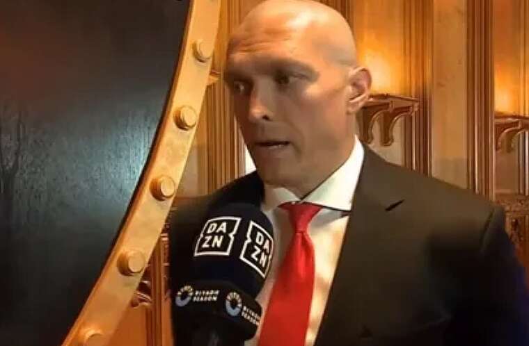 Усик у костюмі "Хітмана" зробив заяву після пресконференції з Ф’юрі