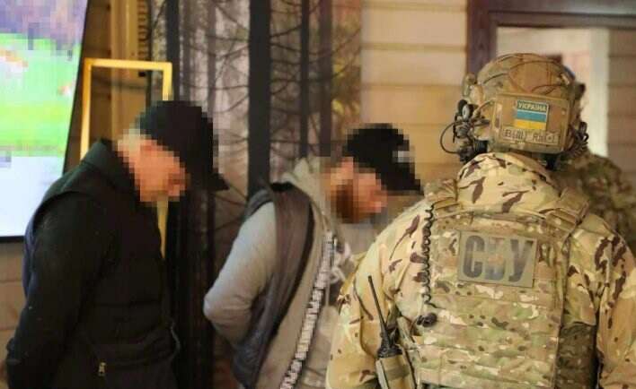 У Черкасах СБУ та Нацполіція затримали банду рекетирів, які тероризували мешканців