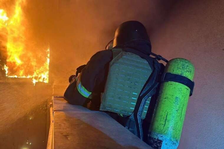 В мережі з’явився момент влучання "шахеда" в багатоповерхівку у Києві