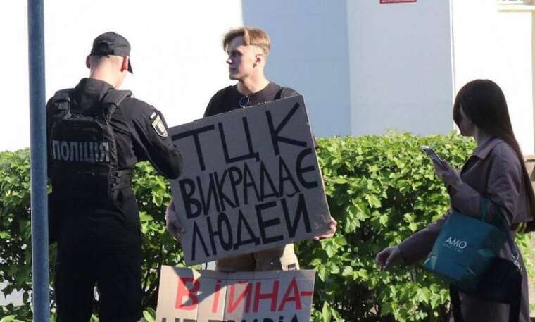Хлопець, який виходив на мітинг проти ТЦК, втік до Румунії