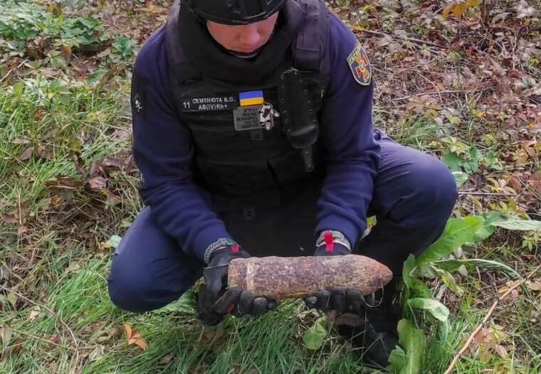 В Киеве на Печерске в ботаническом саду Гришко обнаружили взрывоопасный предмет.