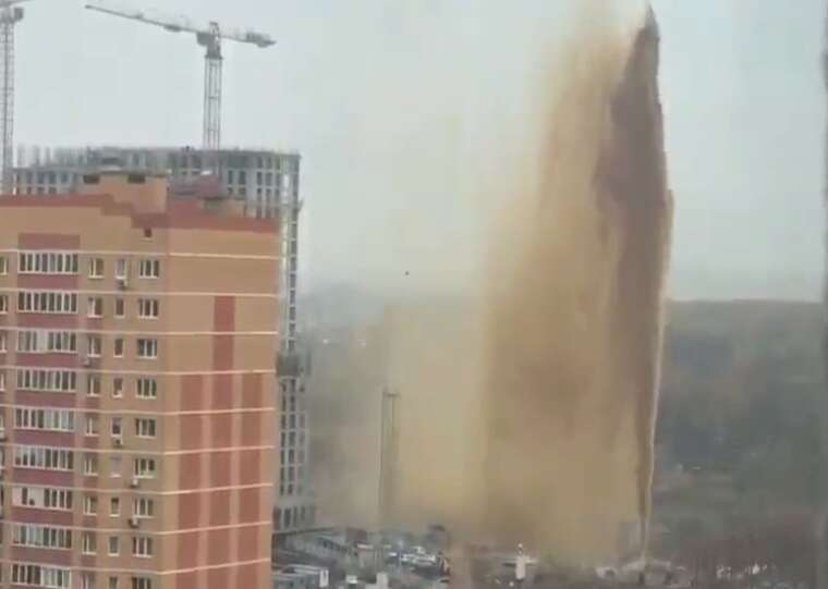 В столице РФ из-под земли вырвался фонтан из дерьма, - росСМИ