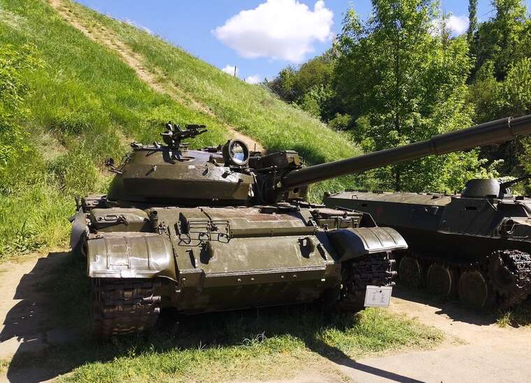 У РФ знижуються запаси техніки на складах