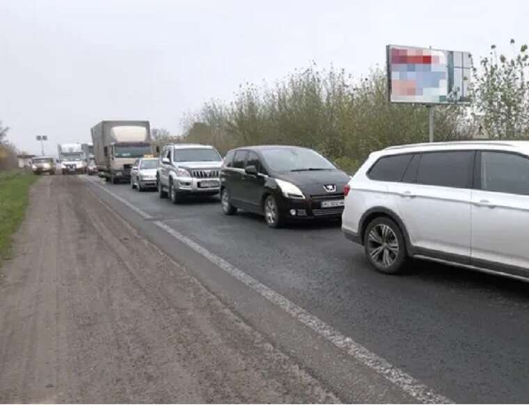 Працівники ТЦК перевіряли документи на в’їзді до Луцька: у мережі показали відео заторів
