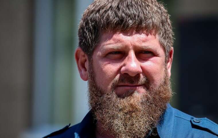 На зустрічі у Кремлі Кадиров вирішив зайнятися фізкультурою, почавши відтискатися на стільцях