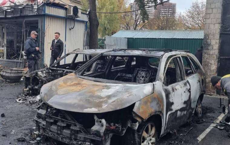 This night in Kyiv there is a lot of destruction due to the wreckage of downed UAVs