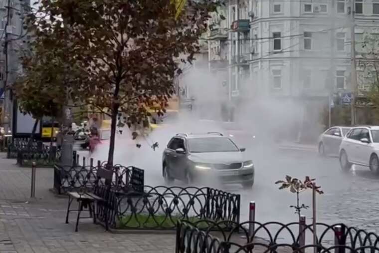 У центрі Києва прорвало трубу