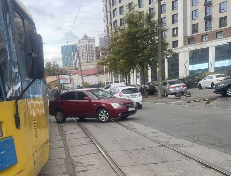 У столиці сталась ДТП за участі трамвая та легковика