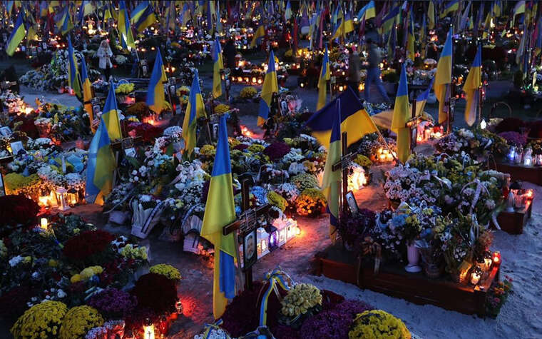 У Львові на Личаківському кладовищі вшанували загиблих бійців під час Дня всіх святих