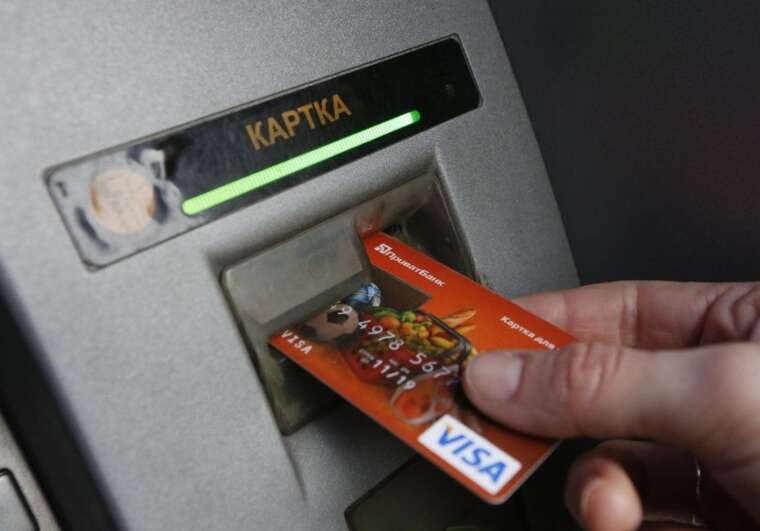 ПриватБанк не дозволив українці зняти гроші з її картки за кордоном