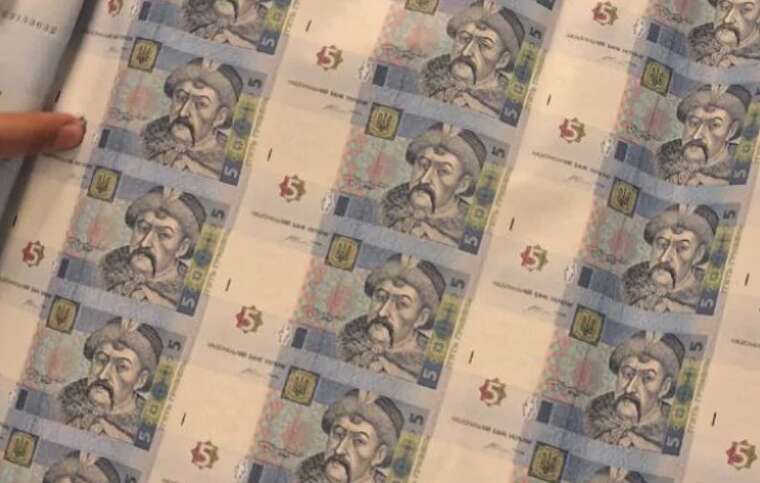 У Рівному невідомі спробували нарізати рулон грошей для терміналу, — соцмережі