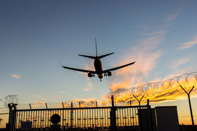 На Тайвані Airbus під час посадки сильно вдарився крилом об злітно-посадкову смугу