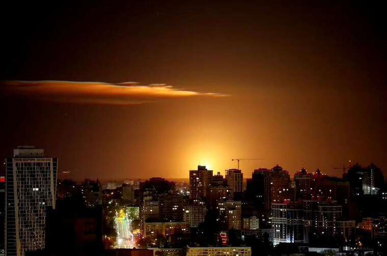 Reuters публикует кадры отражения ночной атаки на Киев